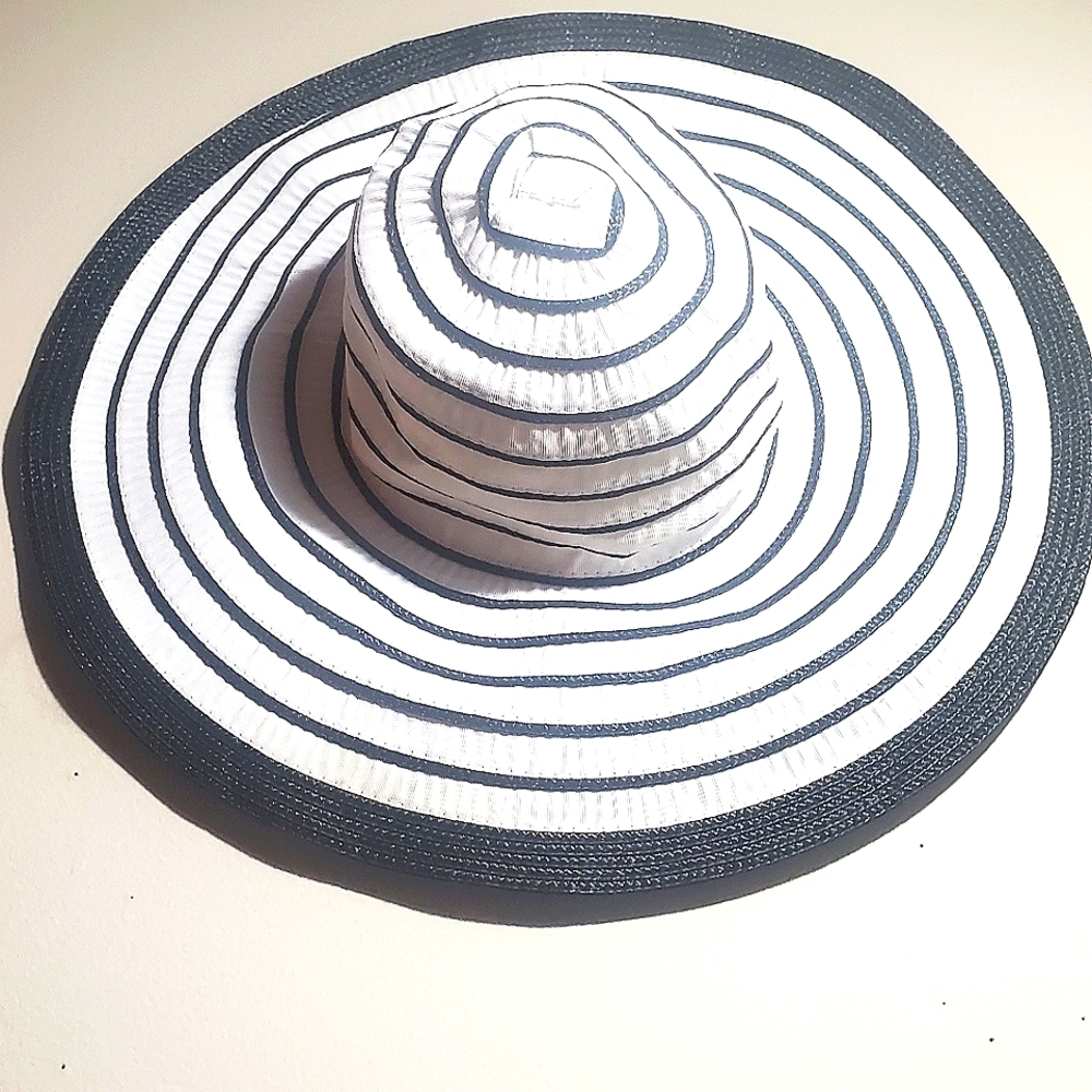 White & Black Striped Floppy Sun Pool Beach Hat Fabric EUC
